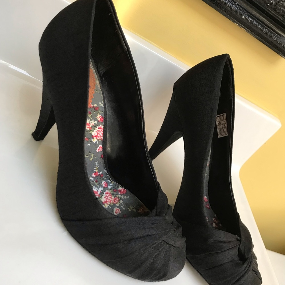 Heels - Picture 2 of 2